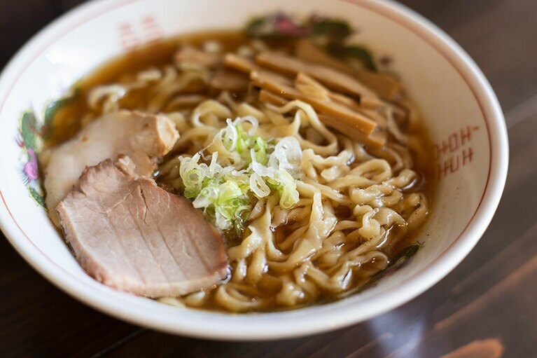 打ちたてならではのもちもち感と粉の風味が魅力の「松屋らーめん」700円。