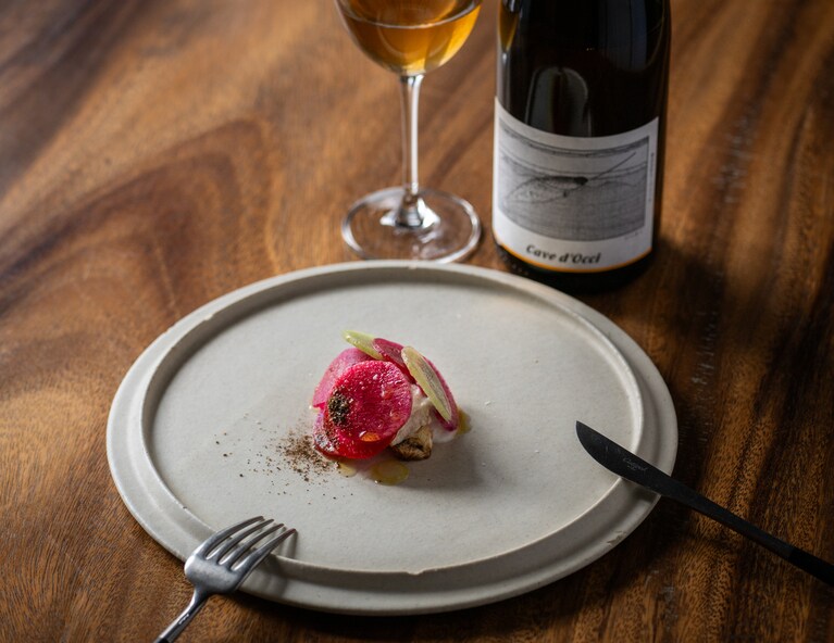 少しピリッとしたホースラディッシュのソースでいただく「ブリ大根」はオレンジワインとともに。