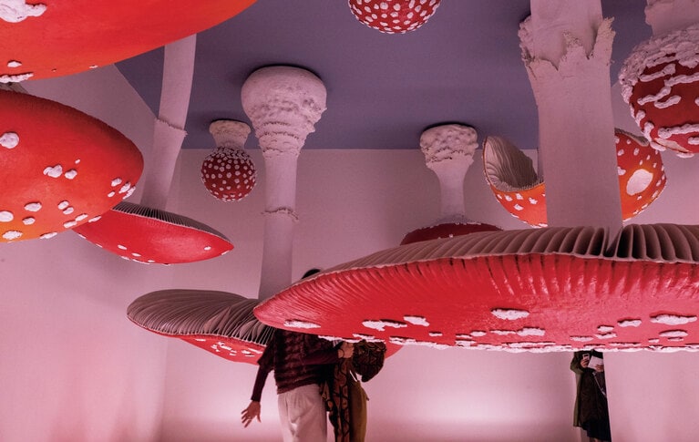 カールステン・ホーラーの《逆さキノコの部屋》。真っ暗な通路を通った後にこの部屋にたどり着く仕組み。