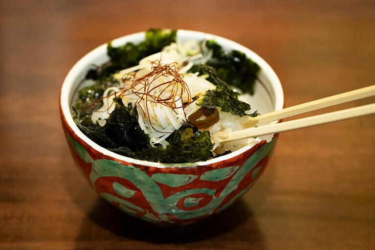 どんぶりで出てくる「自家製青唐メシ」550円。