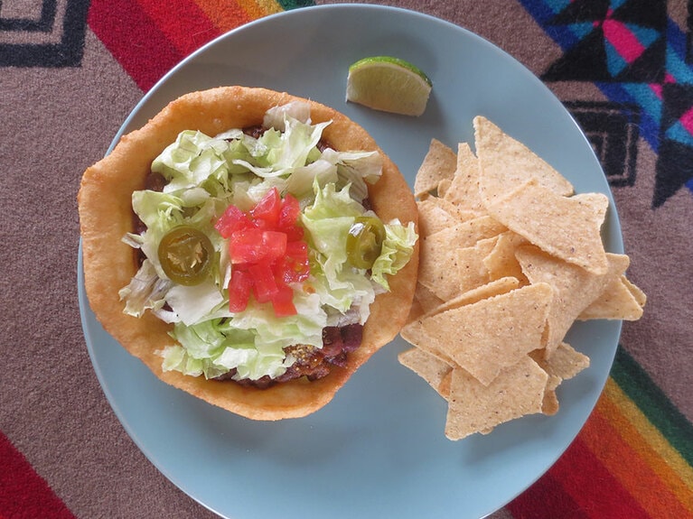 本場の味の「ナバホタコ」800円。ライムを絞り、ちぎったり、ナイフ＆フォークでカットして食べる。コーンチップスをつまみながら、お酒も一緒に。