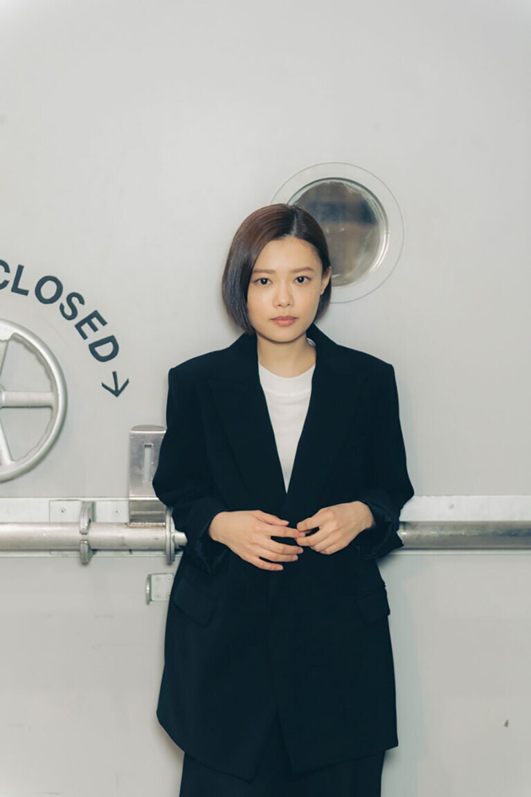 記憶障害の脳外科医、川内ミヤビを演じる杉咲花さん。