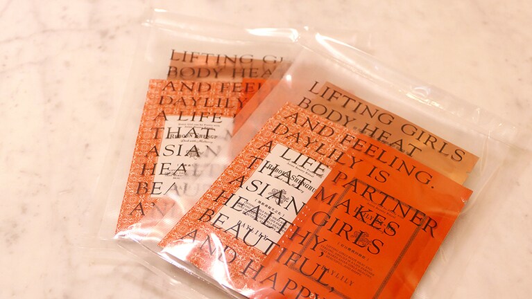 漢方と言えば、「臭くて、苦くて、パッケージも古めかしい」というイメージがありましたが、DAYLILYはこれを覆し、贈り物としても喜ばれる商品となっています。写真はお試しセット(四物飲1パウチ、生化飲1パウチ、パック1枚)。