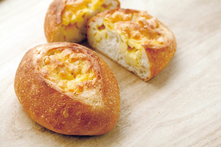 総菜パンの一部も対象に。フロマージュクッペ 307円。