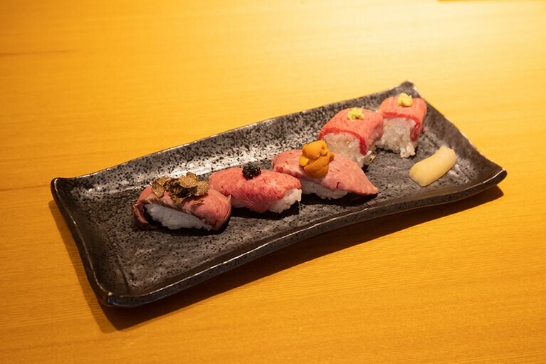 写真左から、比婆牛のランプ、マルシン、ヒレ肉、棒寿司。