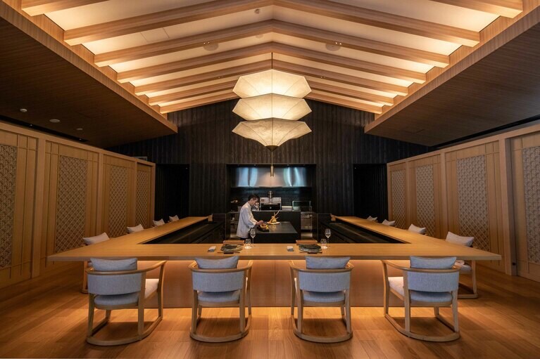 全10品の華やかな料理を堪能できる美食の特等席「TENJINシェフズテーブル」。1名 36,500円（ペアリングのドリンク込み、2名から前日17時までに要予約）。