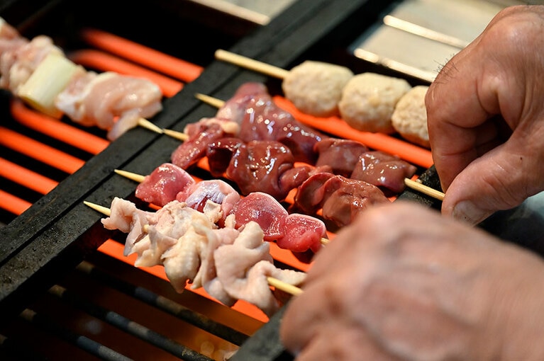 焼鳥を焼くお父さんとも会話を交わし、その気さくな雰囲気に地元の方に愛される理由がわかる。