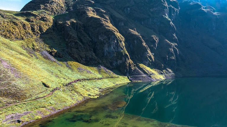 約25,000本が植樹された、ペルーのキシュアラニ村周辺の山岳地帯。©Rolex／Sofia Lopez Mañan