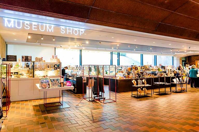 入場料いらずで立ち寄れるので、気の利いたお土産を探しがてらセンスのいい小物に囲まれてアート気分を味わって。