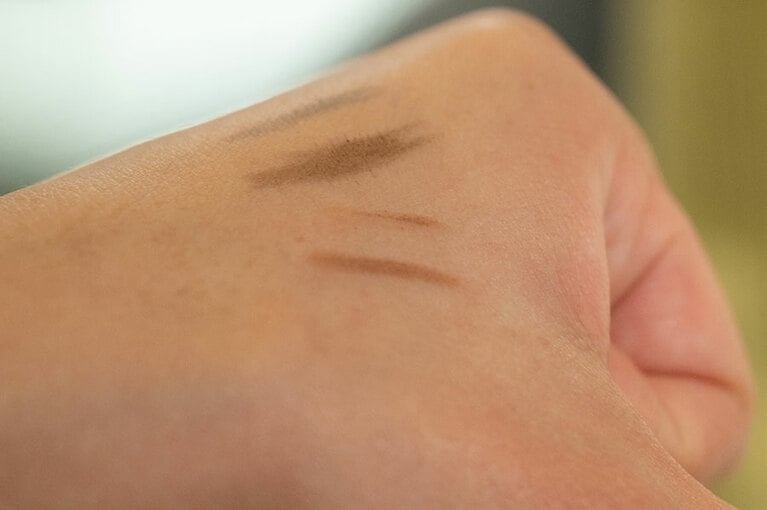 下から「04（ピンクブラウン）」「03（ライトブラウン）」の色。ちなみに上の2本は「リキッド 01」の線です。