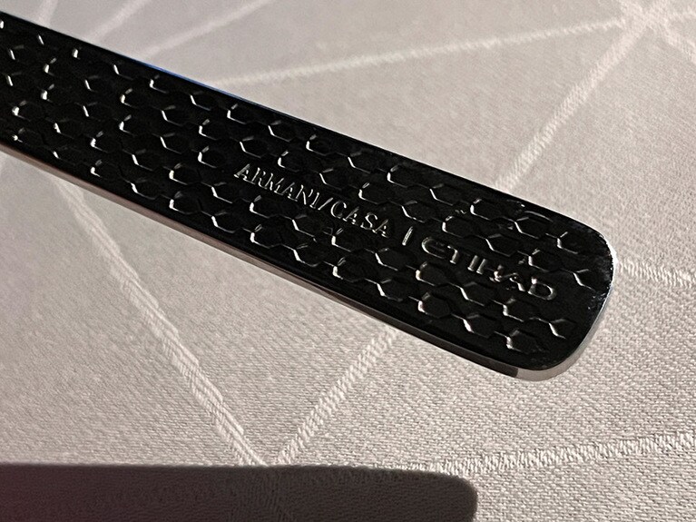 カトラリーは「アルマーニ／カーザ」のエティハド航空仕様！