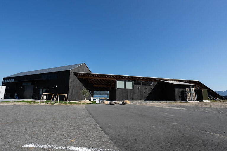 モダンな外観が目をひく「瀬戸内醸造所」。