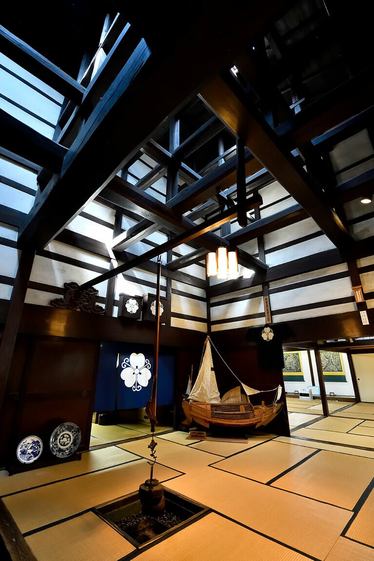 【北前船廻船問屋 森家】重要文化財にもなっている北前船廻船問屋森家。吹き抜けの居間は畳の配置にも工夫があり、この囲炉裏で取引も行われていたそう。