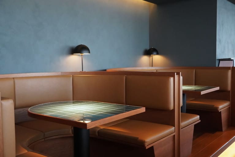 プライベート感のあるU字型のソファ席。（写真：店舗提供）