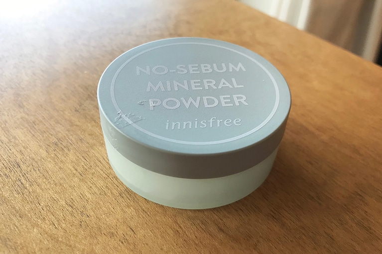 白くきめ細かいパウダー。皮脂吸着パウダー(※1)と、ミネラル皮脂コントロールパウダー(※2)でしっかり皮脂を吸着。ノーセバム ミネラルパウダー N 825円／イニスフリー