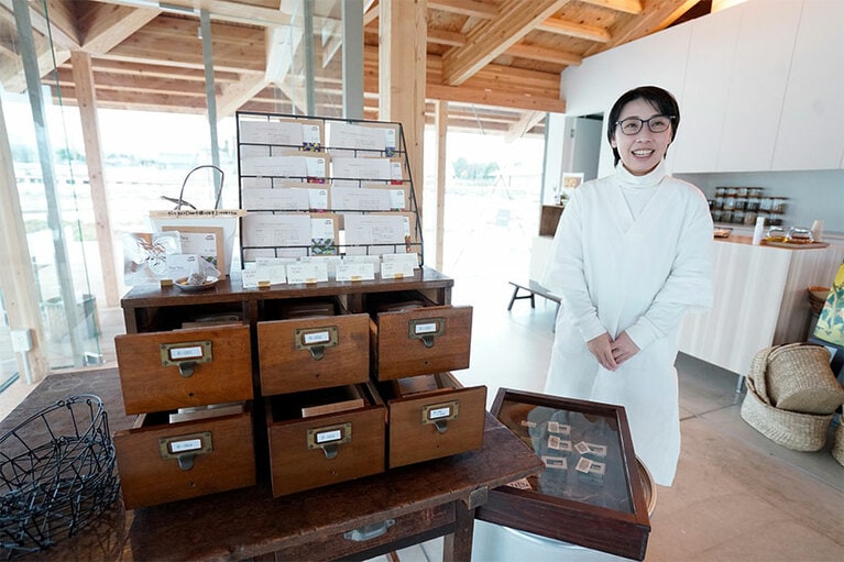 さまざまな種類のハーブティ。どれを選んだらいいか、ハーブのエキスパートが味や効用のアドバイスをしてくれる。