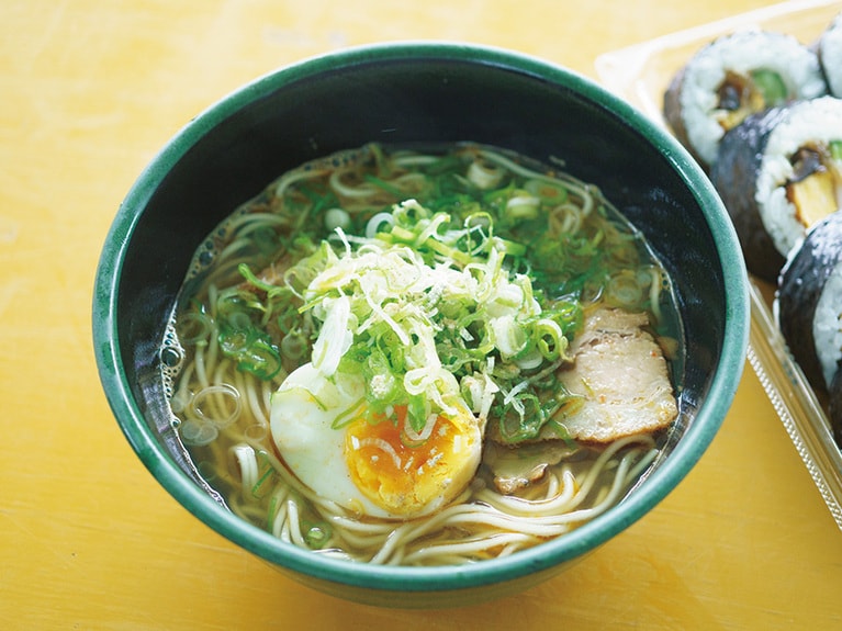 下鴨の割烹による「麺屋 彦次郎」は、味わい深い出汁の麺類が評判。和風中華そば 600円。