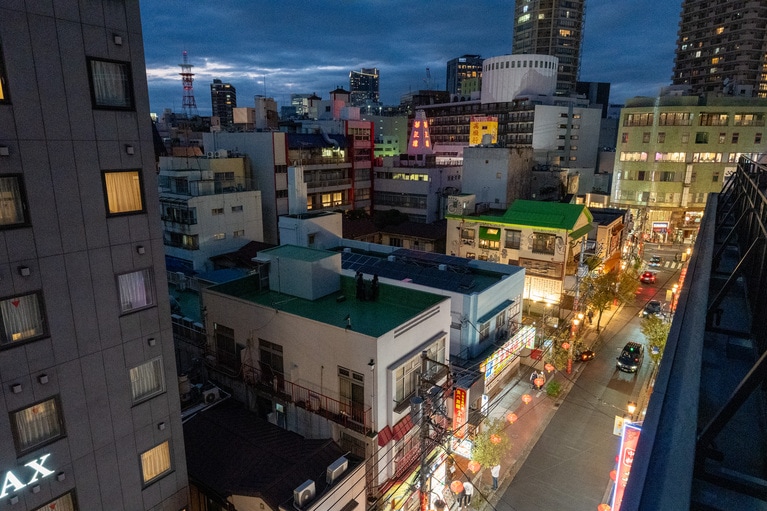 祭りになると、獅子舞や龍舞など中国伝統芸能のパフォーマンスが練り歩く。