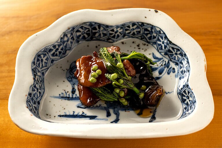 美ヶ原で獲れた鹿のタンの炒めもの。庭の実山椒、ウドと。