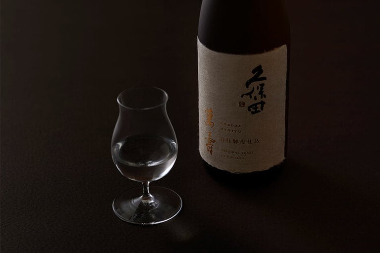 口の開いたグラスに、半分以下の量をそそいで、あいた空間で香りをためこめるようにすると、より一層香りを楽しめますよ。