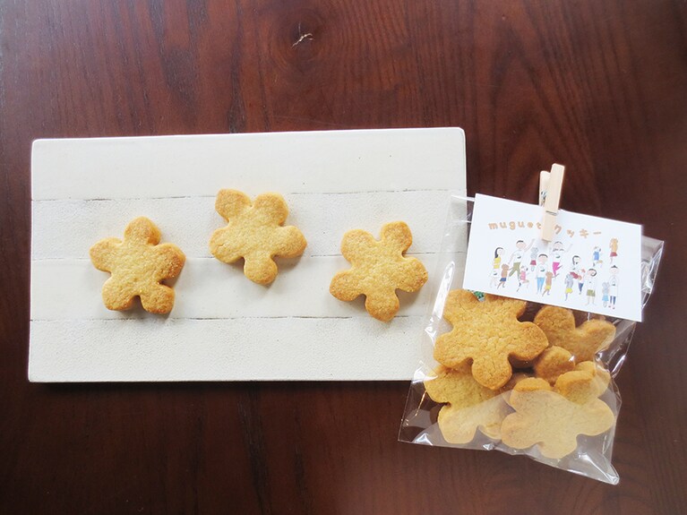 定番の花のクッキー。1袋300円。