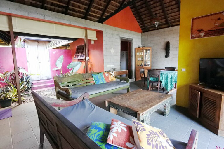 ヴィラ・ミティラパはバリ島のアンティークを惜しげもなく飾った邸宅風。