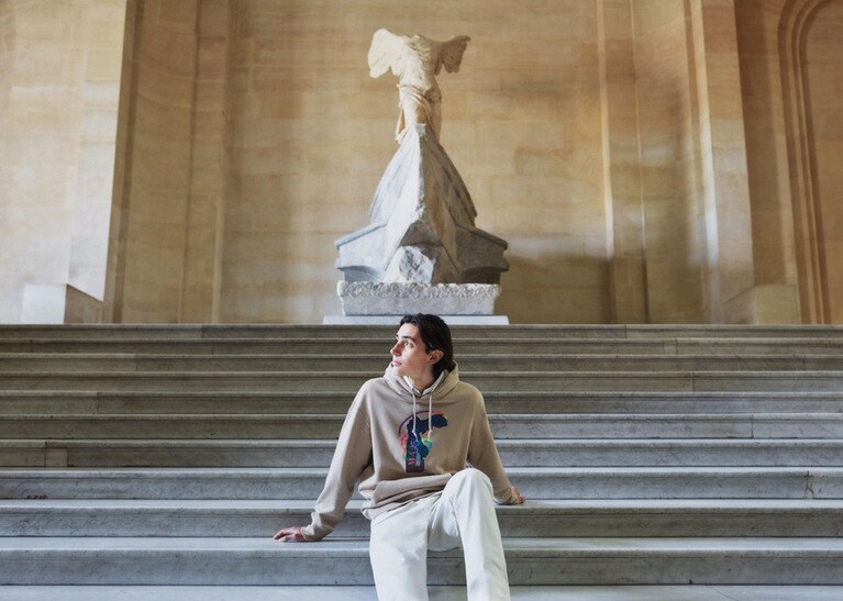 「サモトラケのニケ」をモチーフにしたスウェットフーディ 2,990円。画像提供ユニクロ