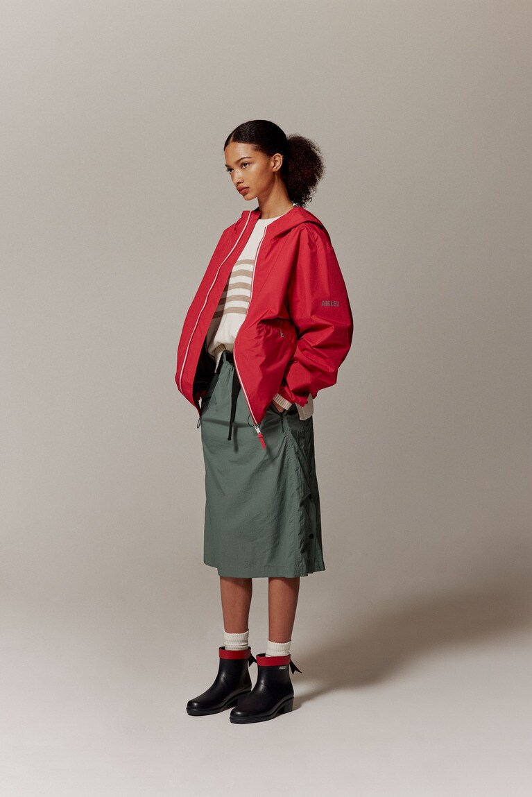 ミリカ ボッティロン ラバーブーツ（マリン）25,300円、RainPack フーデッドジャケット（グルナ）29,700円。