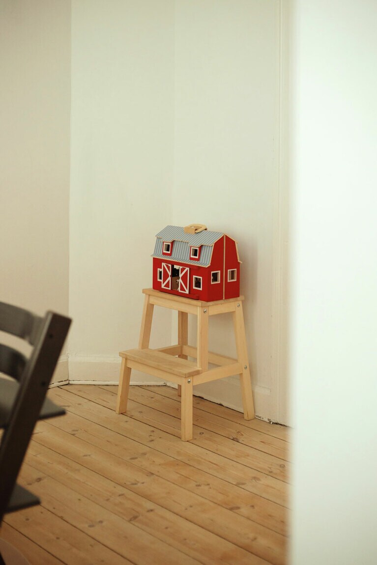 「北欧の家庭に1台はあるのでは？」というほど、よく見かけるBEKVÄM（ベクヴェ ーム）という名の踏み台（デンマーク・コペンハーゲン在住のリーネさん宅）。