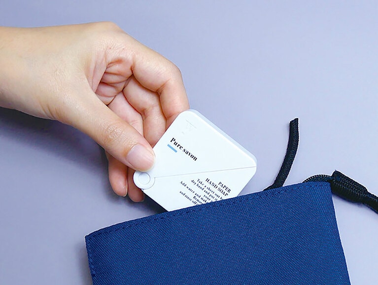 容器のサイズは50mm四方の正方形で、厚さが14mm。服のポケットにもバッグのポケットにもどこにでも入るし、携帯しやすい。