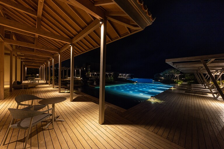 静寂に包まれる夜のインフィニティプール。