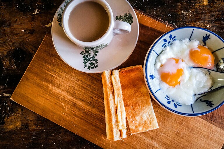 ホワイトトースト 390円(15:00～18:30L.O.)。自家製のカヤジャムとバターをたっぷりはさんだカリカリに焼かれたトースト。温泉卵2個付き。全粒粉入りトースト 450円も人気。どちらもコーヒーとの相性が抜群。