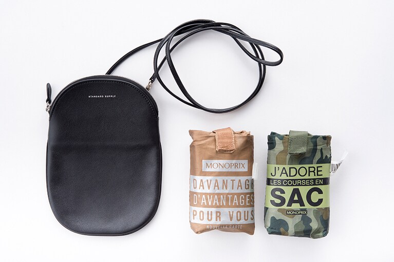 写真左から：STANDARD SUPPLYのショルダーストラップ付きポーチとMONOPRIXのエコバッグ。