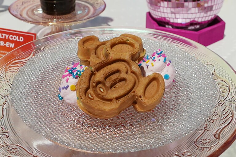 ミッキーマウスワッフル ホイップクリーム添え。