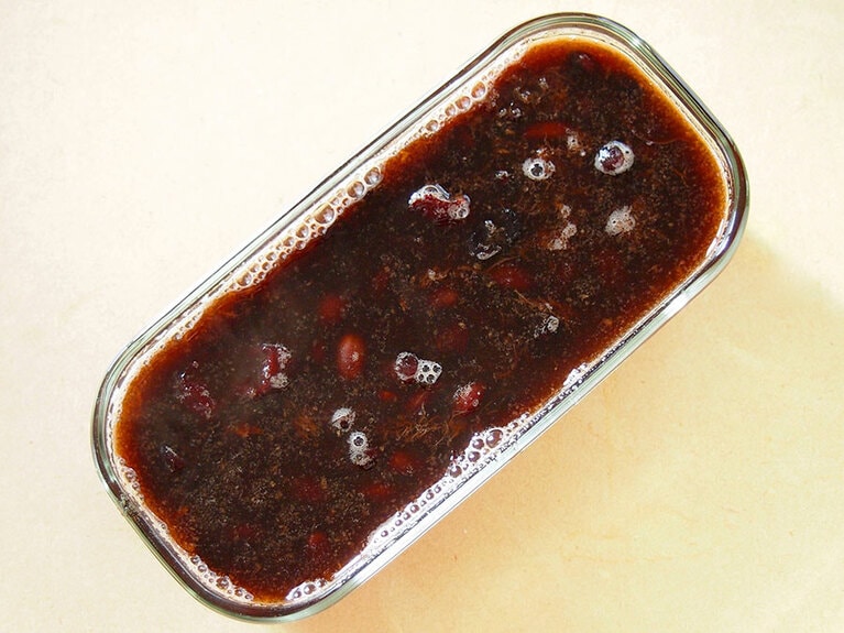 (5) 容器に移し入れ、豆が煮汁の中に全て浸っている状態で冷まし、味を染み込ませます。※この工程をすることで、ふっくらと美味しい煮豆に仕上がりますよ。