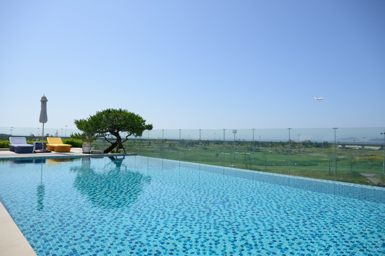 目の前に広がるのは、青空とプールが境界なくつながるような、まさに“天空のオアシス”。