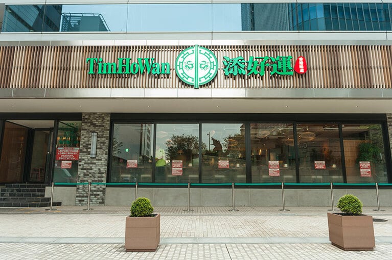 場所は日比谷シャンテ別館の1階。店前にはオープン前から行列ができる人気店。