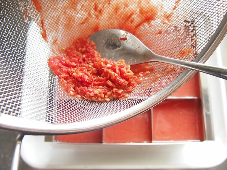 （6）ザルで漉しながら、容器に入れます。