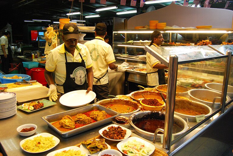 「ナシカンダー／Nasi Kamdar」とは、カレー、野菜、タンドリーチキンなどをご飯に合わせてワンプレートで提供する店こと。