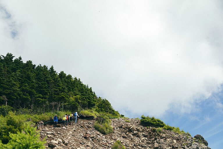 樹林帯を抜けると、空が急に近づいてきた。