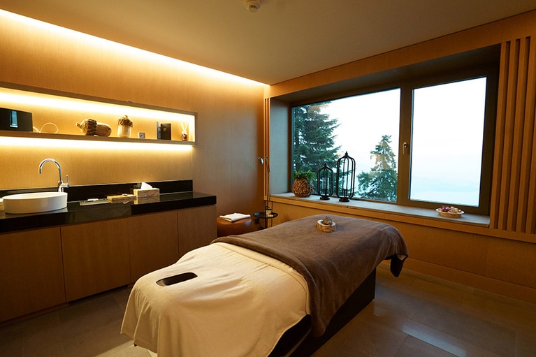 「アルパイン スパ」のトリートメントルーム。眺めもいい。