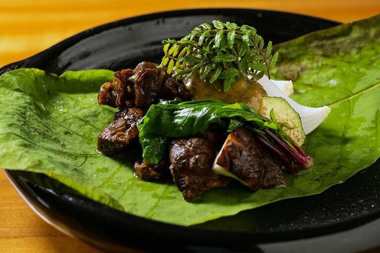 山で採った朴葉で信州プレミアム牛と地元の野菜を合わせ、木の芽味噌で。