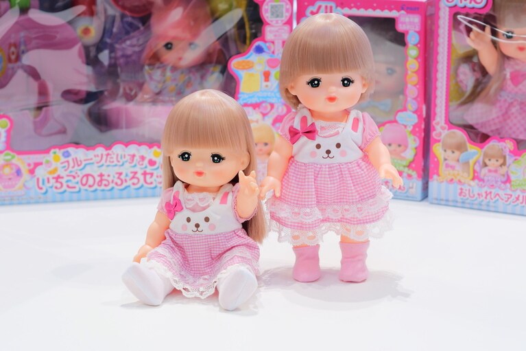 「メルちゃん」の人気ツートップ。ロングヘアの「おしゃれヘアメルちゃん」（左／4,840円）と、「おせわだいすきメルちゃん」（右／4,180円）。