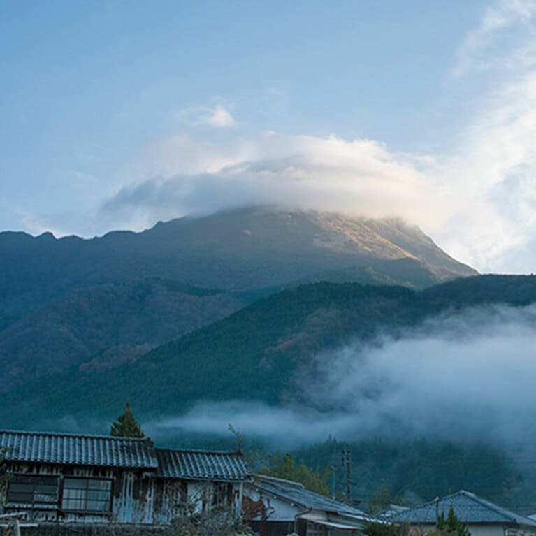 早朝の散策で目にした由布岳。