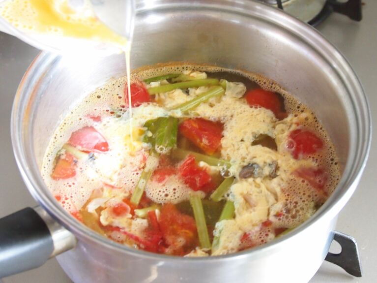 スープが沸騰したら、溶き卵を回し入れる。