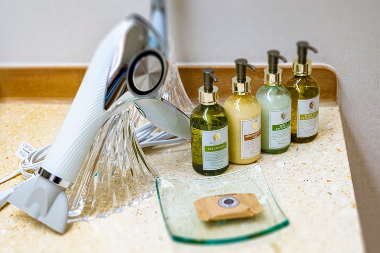 「ヒマワリルーム」には、ReFaとL'OCCITANEのアメニティを備える。