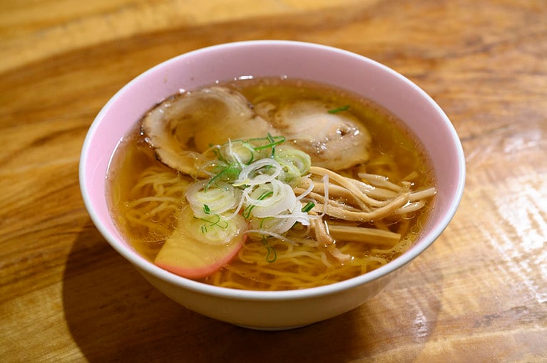 昔ながらの醤油ベースのあっさりとした「ラーメン（醤油）」650円。美しく透き通ったスープには、鶏ガラの旨みがたっぷりで身体に沁みます。
