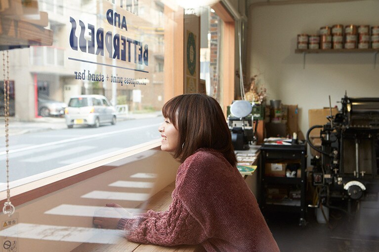 窓側のカウンターは座って飲めるスペース。