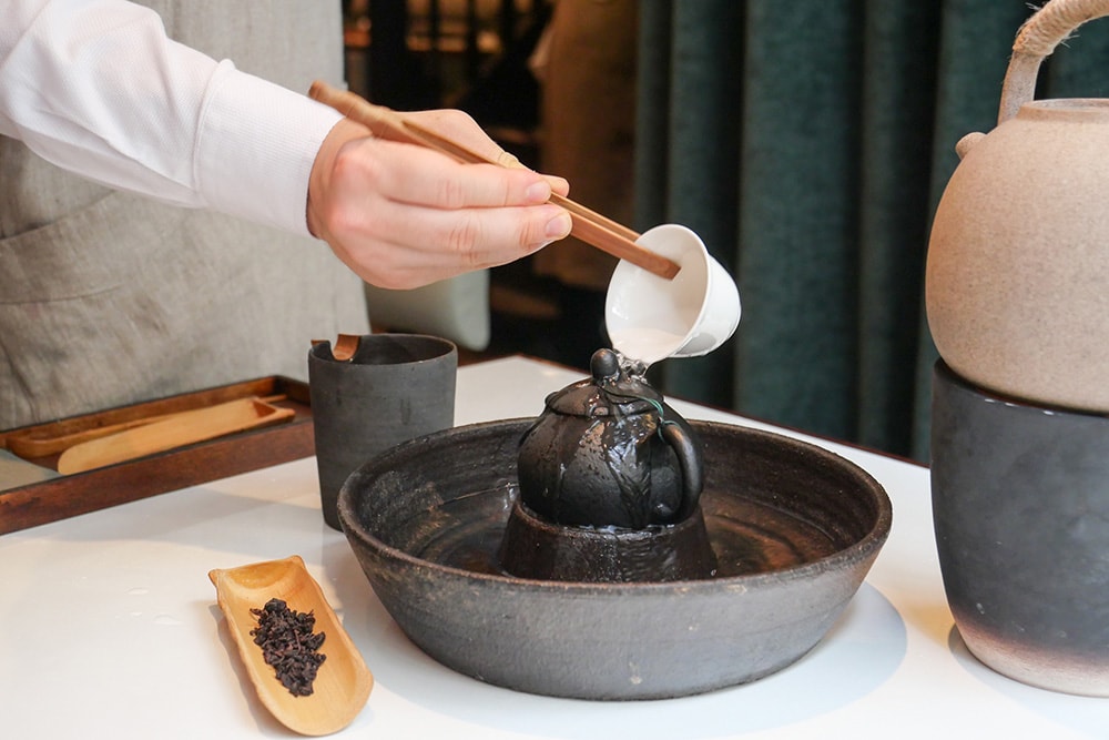 竹のピンセットは、茶杯をつまみ上げるのに使います。