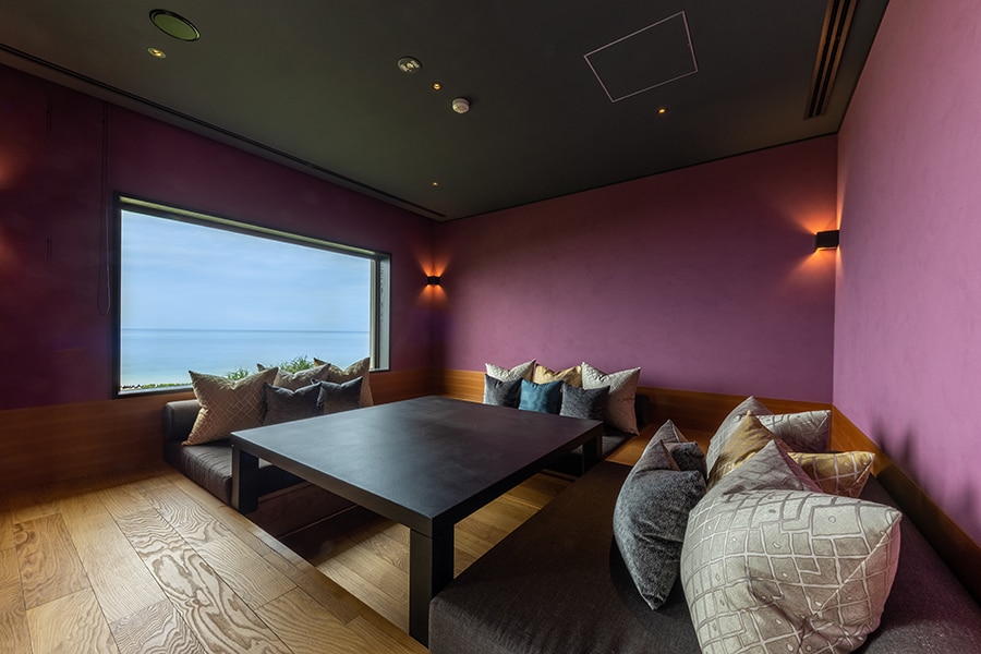 海を眺めながら、ひたすら心穏やかな時間を過ごせる客室「フゥシ」のリビング。